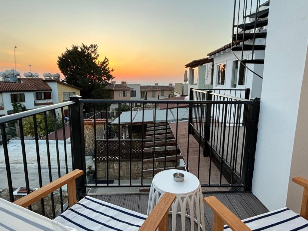 Venus Lighthouse 2B, Sea-View, Paphos Center Apartamento Exterior foto